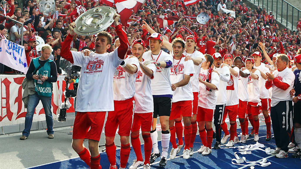 Thomas Müller führte 2010 die Meister-Polonäse des FC Bayern nach dem Bundesliga-Tiitel an.