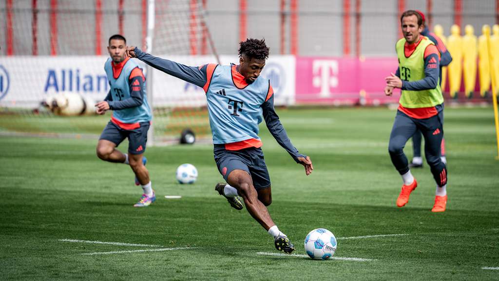 Kingsley Coman schießt im Training des FC Bayern auf das Tor