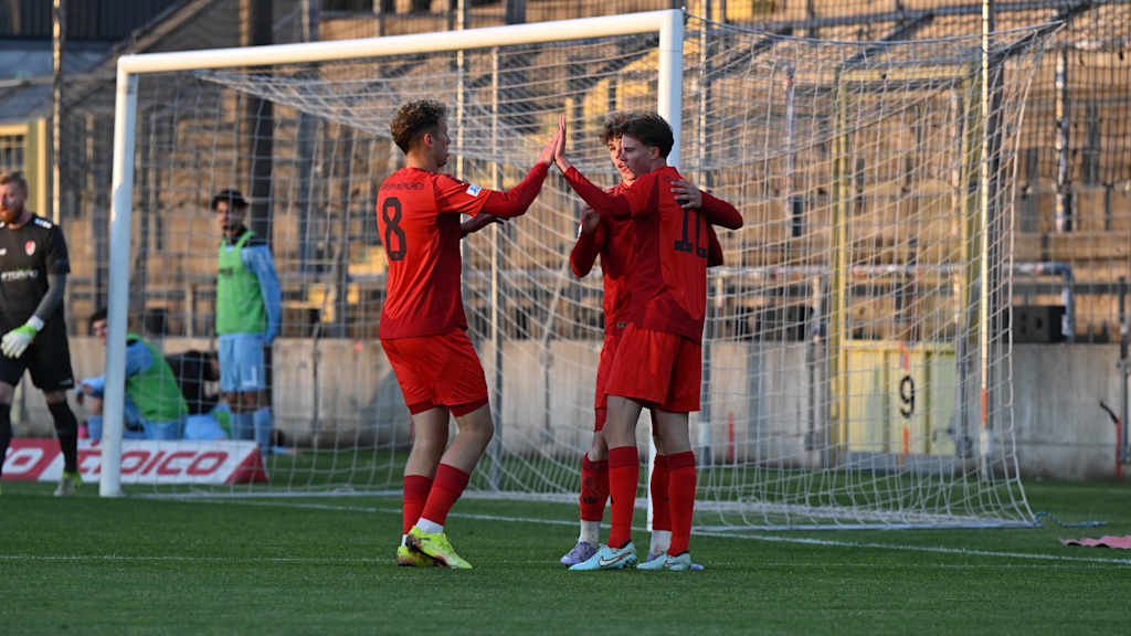 Jubel bei den FC Bayern Amateuren nach einem Tor.