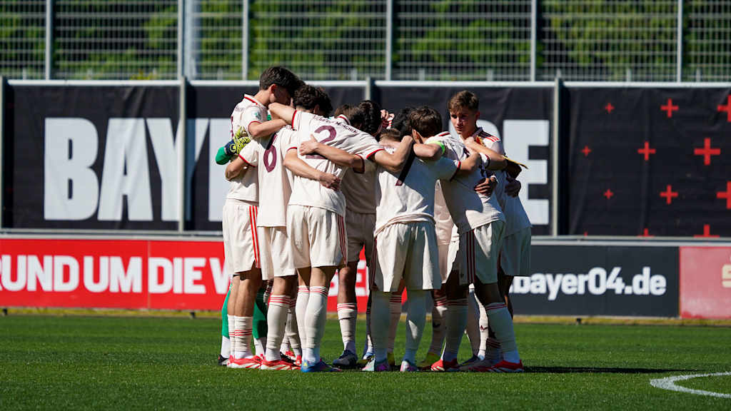 Die Mannschaft des FC Bayern bildet vor dem Spiel einen Kreis.