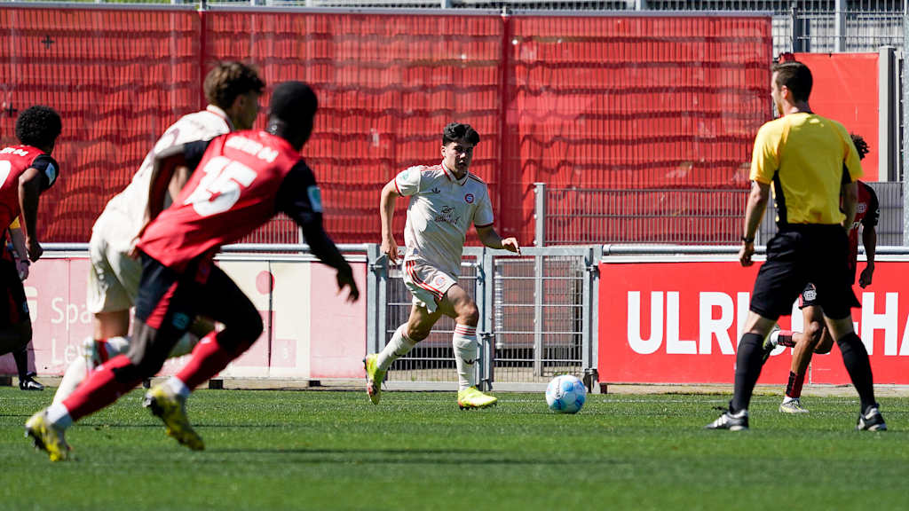 Felipe Chávez trägt den Ball durch das Mittelfeld.