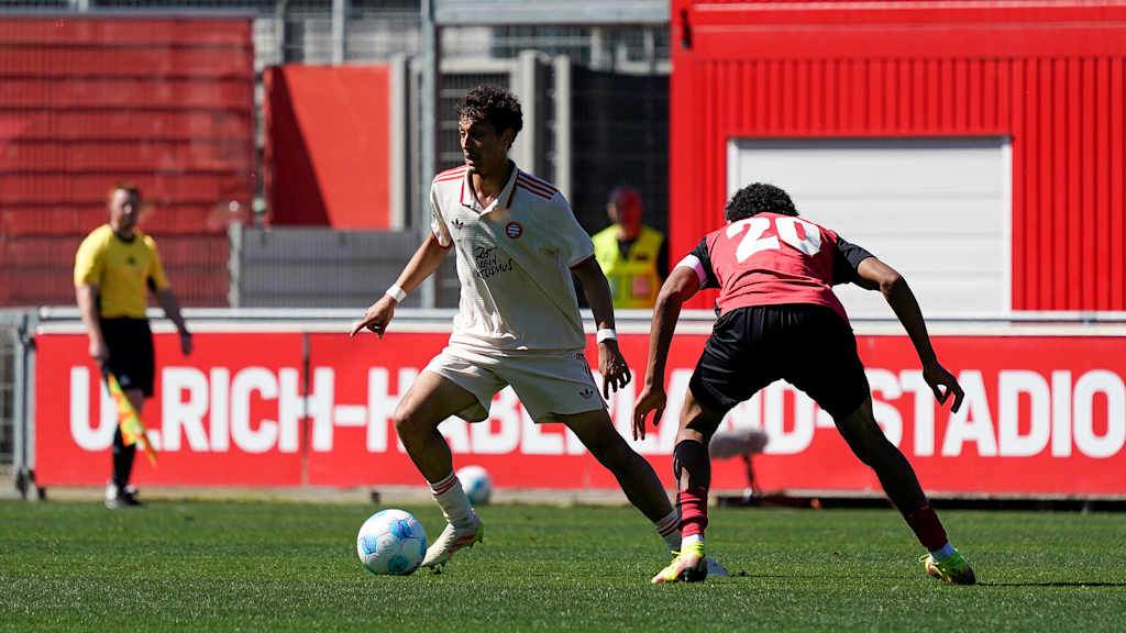 Mudaser Sadat im Spiel gegen Leverkusen im Zweikampf.