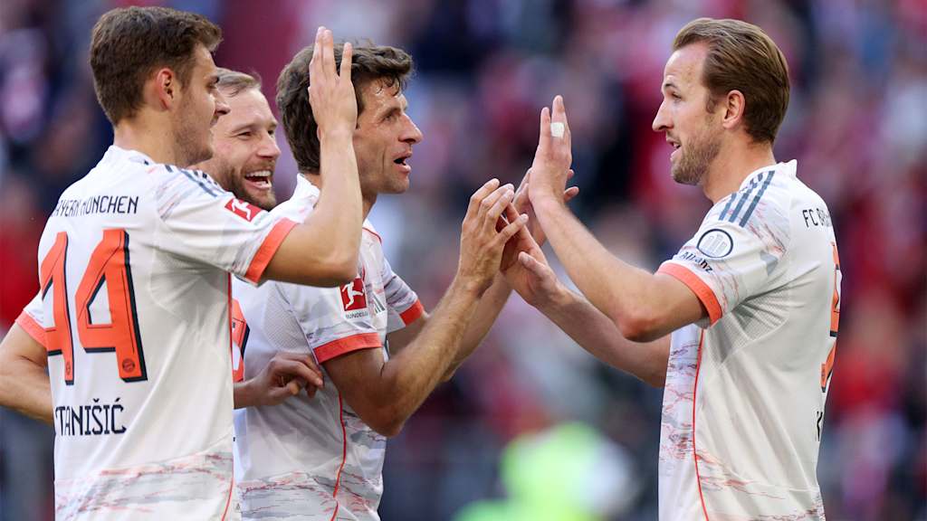 Thomas Müller gratuliert Harry Kane zu dessen Tor gegen Gladbach
