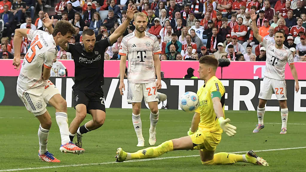Thomas Müller scheitert mit einem Torschuss an Gladbach-Keeper Jonas Omlin.