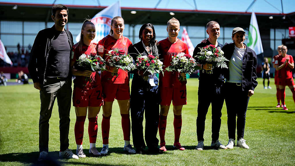 Weronika Zawistowska, Linda Sembrant, Magou Doucouré, Michelle Ulbrich und Alexander Straus erhalten von Francisco de Sá Fardilha und Bianca Rech einen Blumenstraus zum Abschied