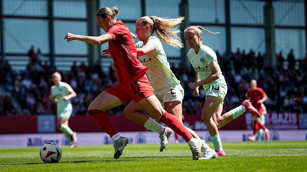 Klara Bühl im Laufduell mit ihrer Gegenspielerin im Spiel der FC Bayern Frauen gegen die SGS Essen