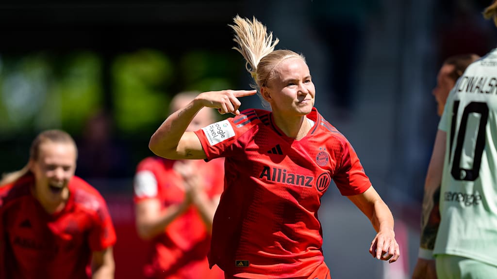 Pernille Harder bejubelt ihr Tor zum 2:0-Halbzeitstand der FC Bayern Frauen gegen die SGS Essen