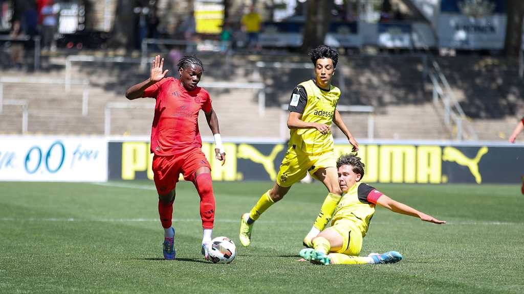 Zweikampfszene in der Partie der U17 des FC Bayern gegen die U17 von Borussia Dortmund.