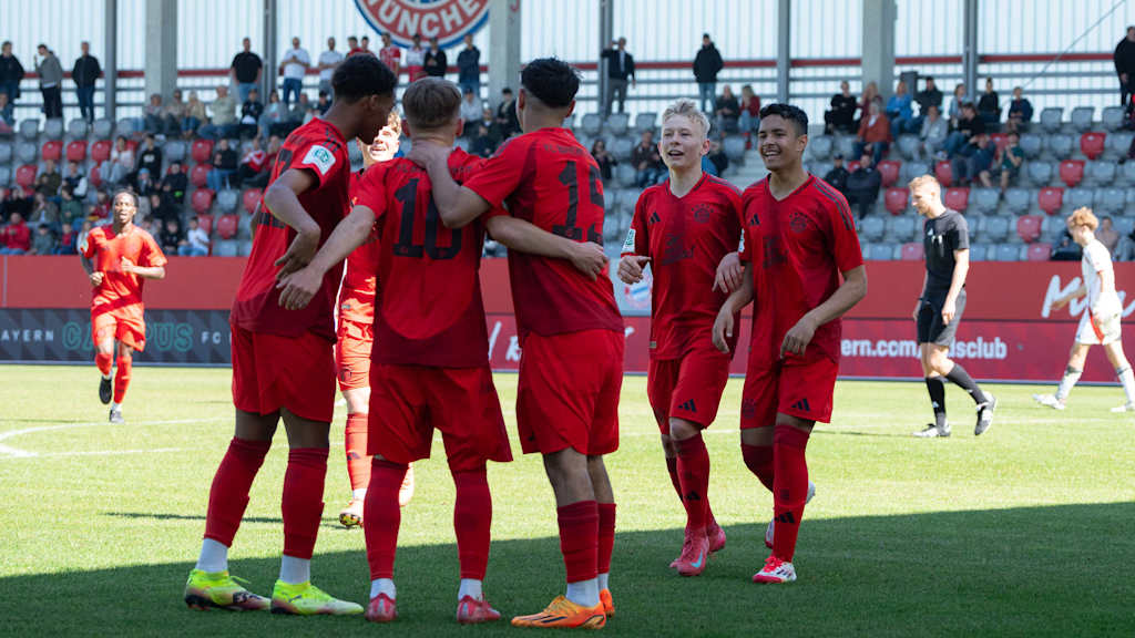 Die U17 des FC Bayern bejubelt einen Treffer gegen die Stuttgarter Kickers.