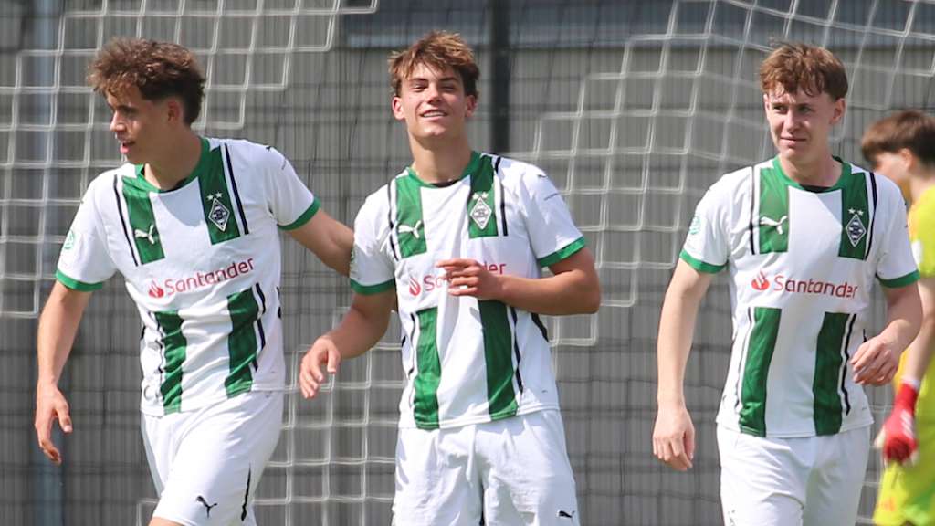 Die U17 von Borussia Mönchengladbach bejubelt einen Treffer in der DFB-Nachwuchsliga.