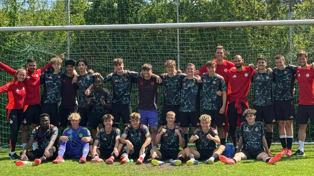 Die FCB-U16 bejubelt den Sieg in Würzburg.