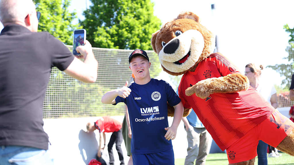 Berni und ein Kind posieren für ein Foto