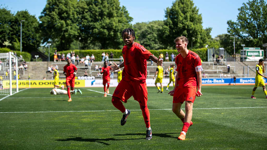 Die U17 bejubelt den Sieg bei Borussia Dortmund.