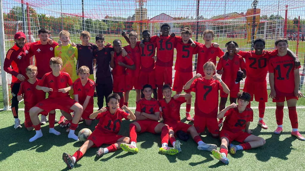 Die U14 des FC Bayern bejubelt den Sieg über den SSV Jahn Regensburg.