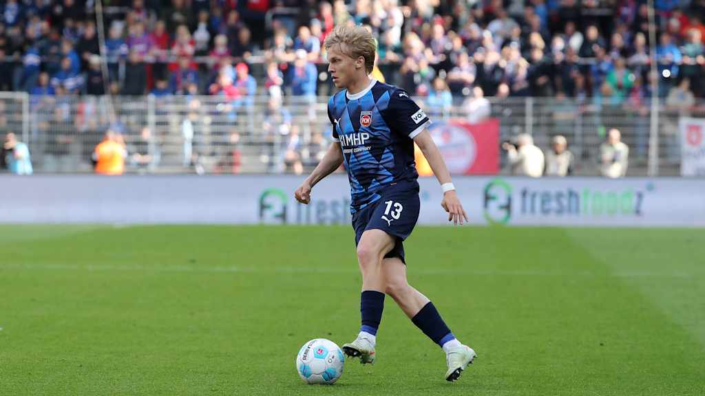 Frans Krätzig im Spiel gegen Union Berlin mir Ball am Fuß