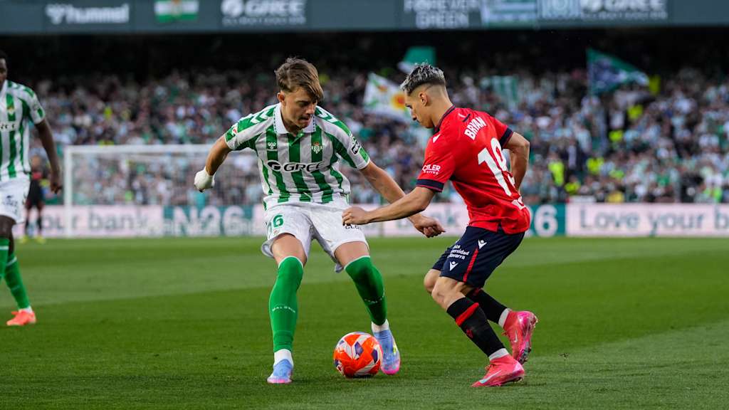 Bryan Zaragoza im Zweikampf im Spiel gegen Betis.