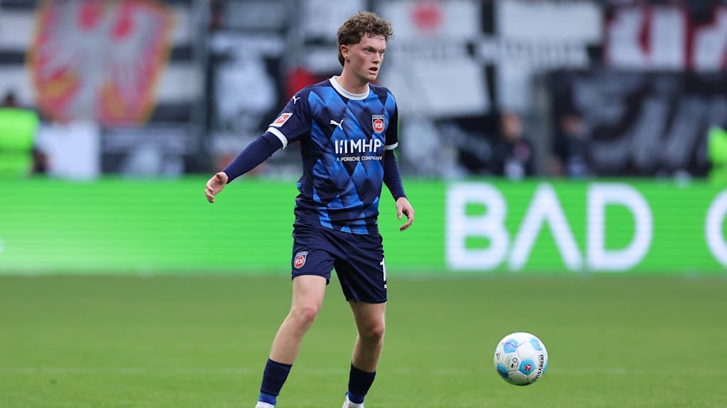 Paul Wanner mit Ball am Fuß gegen Union Berlin.