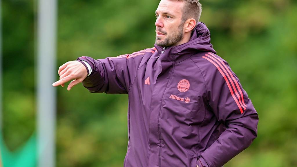 Trainer Jérôme Reisacher gibt Anweisungen mit der Hand