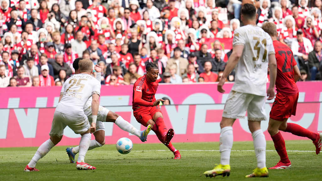 Michael Olise schießt im Spiel gegen Mainz 05 auf das Tor