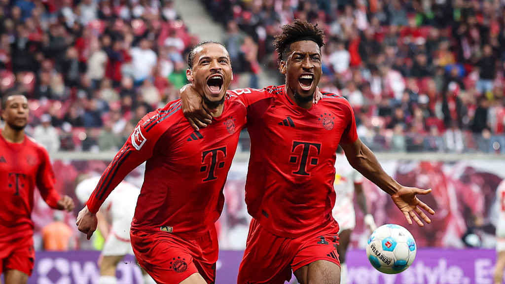 Leroy Sané and Kingsley Coman celebrate the FC Bayern goal that made it 3-2 at RB Leipzig.