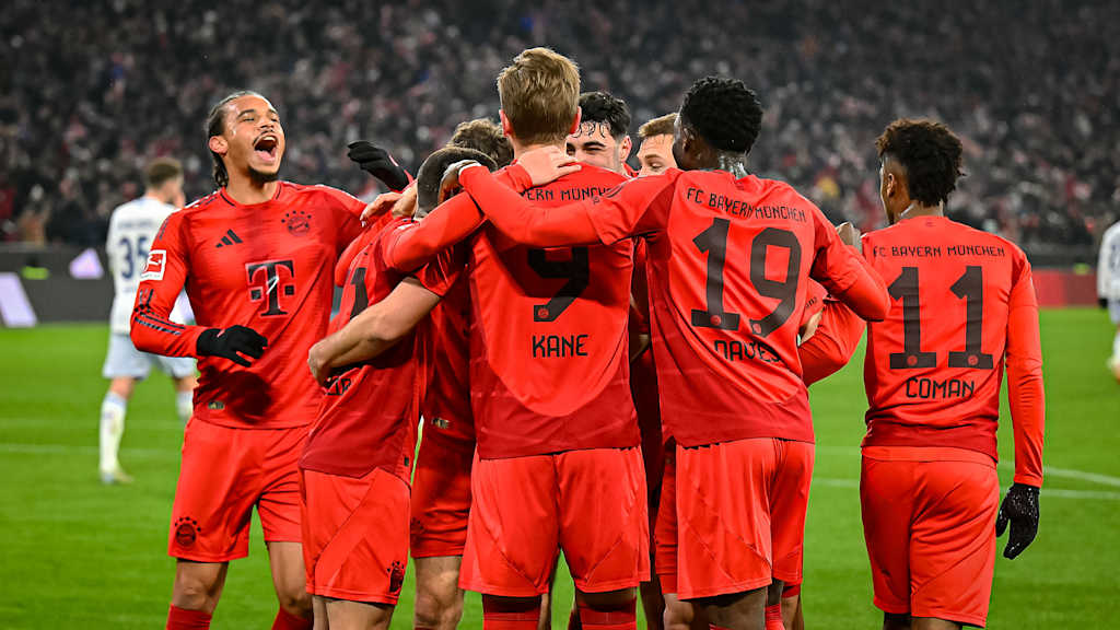 FC Bayern celebrate in a huddle after a goal against TSG Hoffenheim