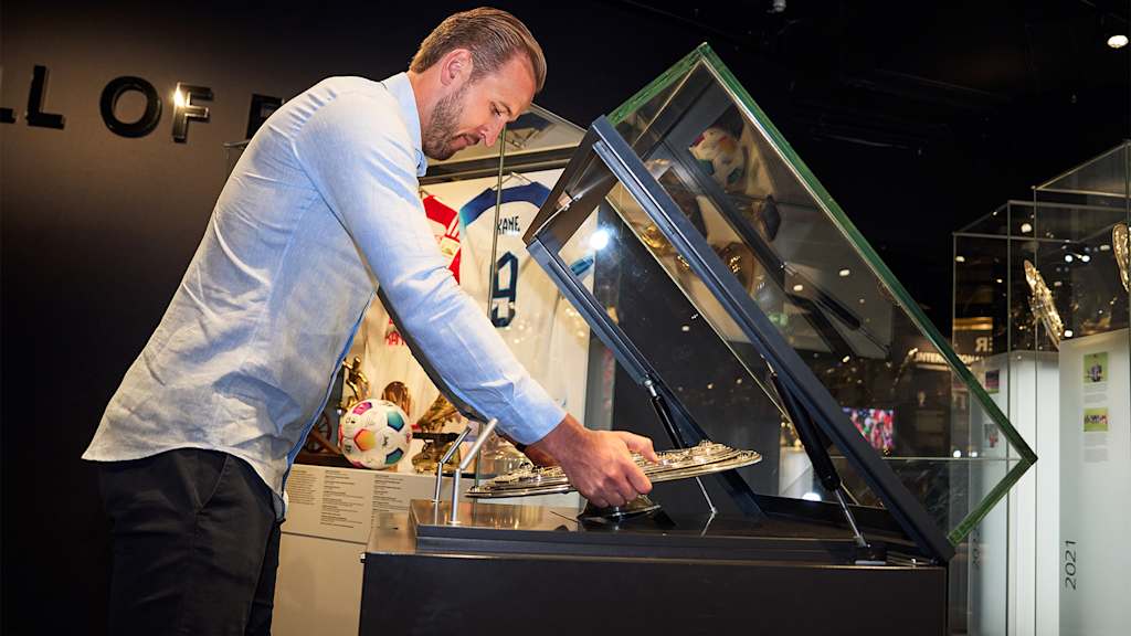 Harry Kane legt die Meisterschale für den Bundesliga-Titel 2025 in eine Vitrine