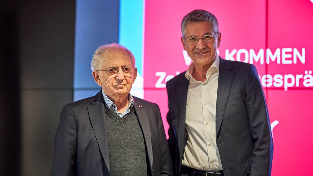 Holocaust-Überlebender Abba Noar und der FC Bayern-Präsident Herbert Hainer beim Zeitzeugengespräch