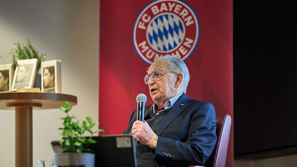 Der Holocaust-Überlebende Abba Naor hält einen Vortrag beim FC Bayern