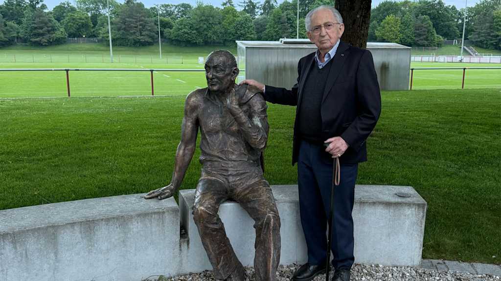 Abba Naor bei der Statute von Kurt Landauer