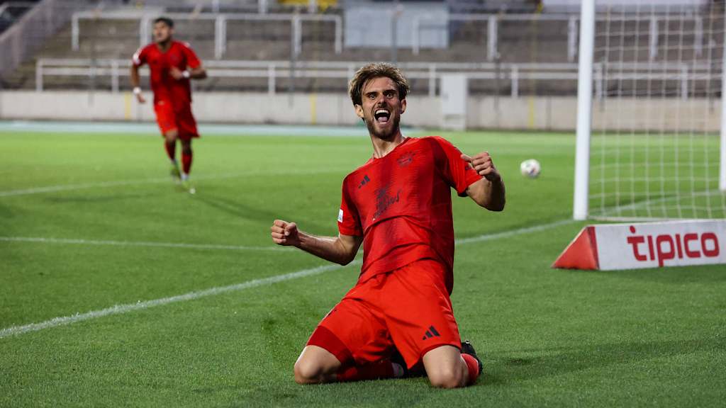 Luca Denk bejubelt seinen Treffer im Heimspiel im Grünwalder Stadion.