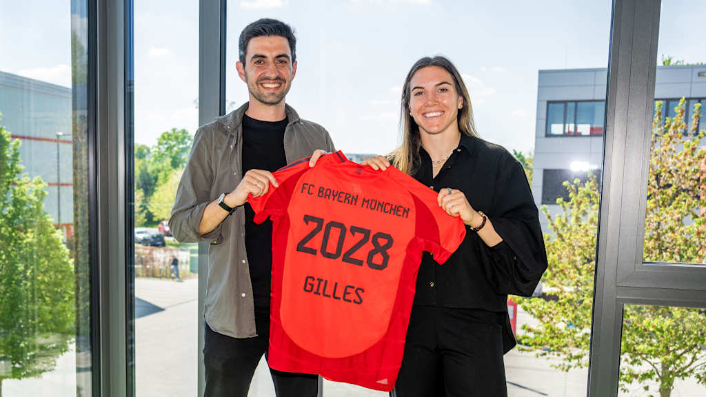 Francisco De Sá Fardilha und Vanessa Gilles halten zusammen das Trikot von Vanessa Gilles mit der Vertragslaufzeit 2028 in die Höhe.