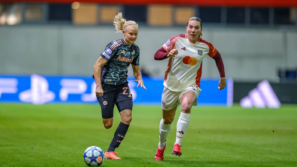 Pernille Harder and Vanessa Gilles in a duel during the Champions League quarter-final between FC Bayern Women and Olympique Lyon.