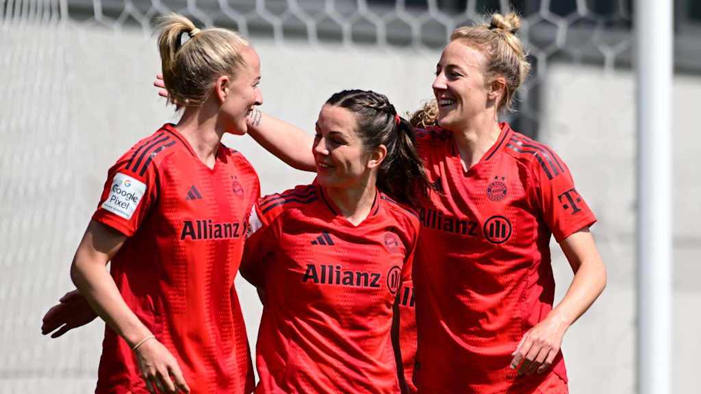 Lea Schüller, Tuva Hansen und Carolin Simon jubeln über einen Treffer am FC Bayern Campus.