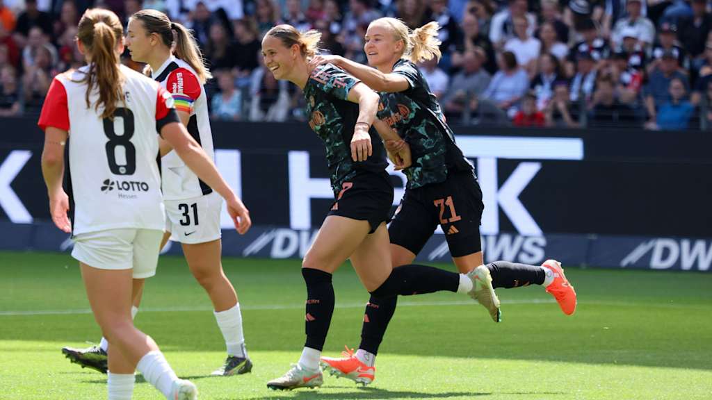 Klara Bühl und Pernille Harder jubeln über einen Treffer im Spiel gegen Eintracht Frankfurt.