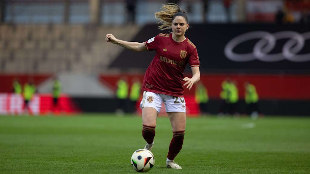Sarah Zadrazil mit dem Ball am Fuß im Heimspiel am FC Bayern Campus.