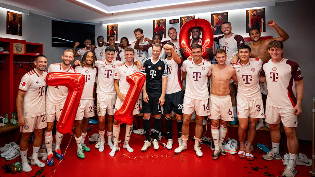 Die Spieler des FC Bayern stehen in der Kabine in der Allianz Arena und halten Luftballons mit der Zahl 710