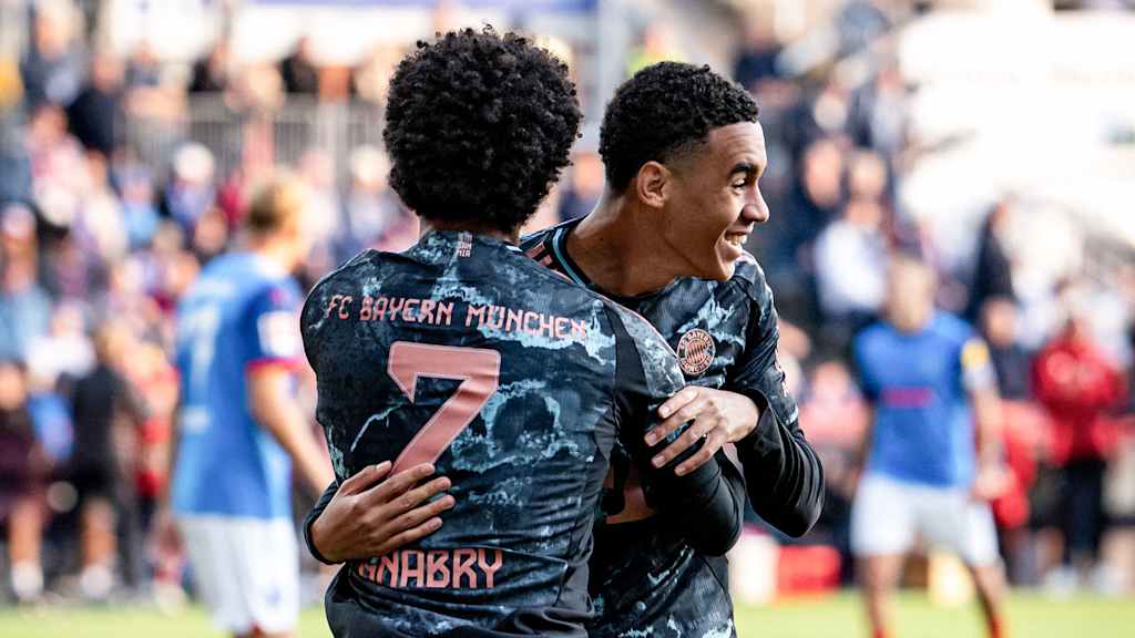 Serge Gnabry und Jamal Musiala bejubeln ein Tor gegen Kiel.