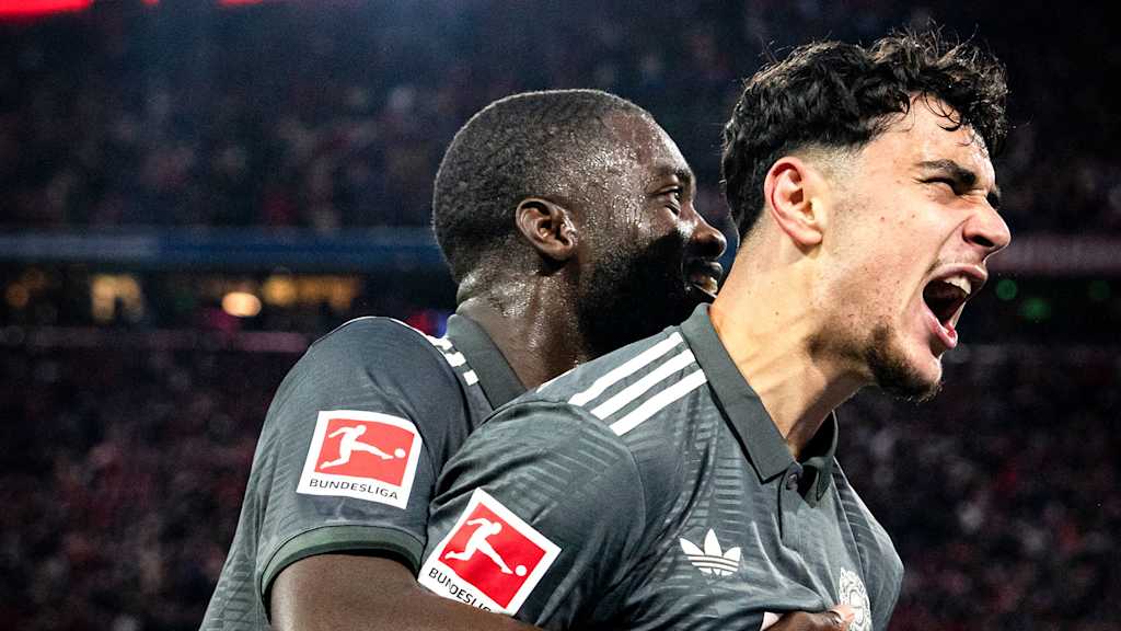 Aleksandar Pavlovic und Dayot Upamecano bejubeln ein Tor gegen Leverkusen