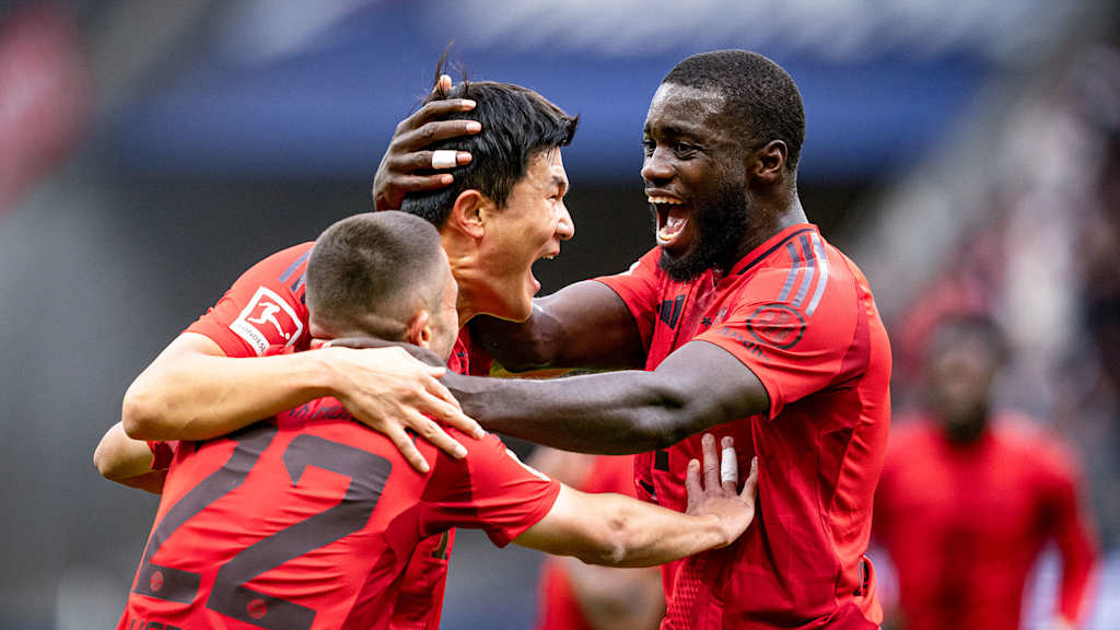 Guerreiro, Minjae und Upamecano bejubeln ein Tor gegen Frankfurt