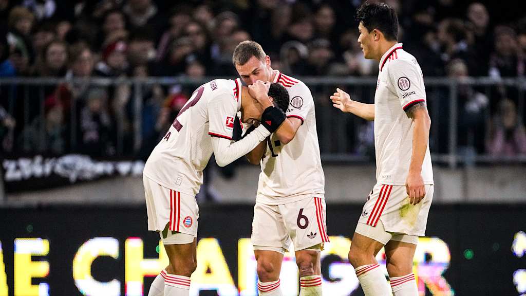 Jamal Musiala, Joshua Kimmich und Minjae Kim bejubeln ein Tor gegen St. Pauli