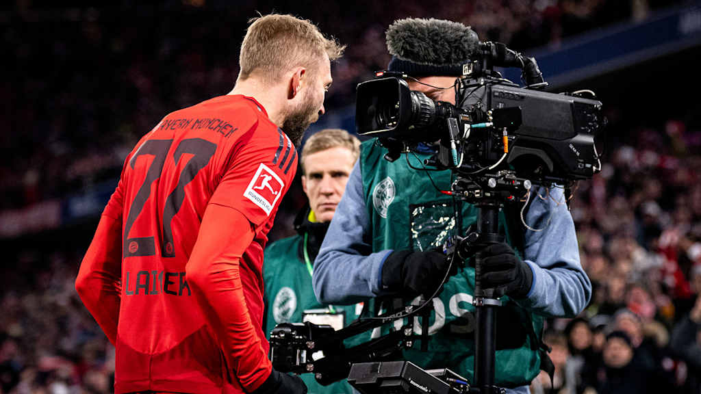 Konrad Laimer jubelt und schreit in eine Video-Kamera