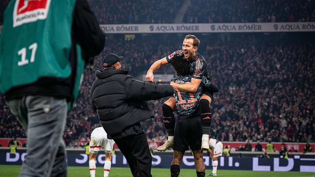 Vincent Kompany, Harry Kane und Kingsley Coman bejubeln ein Tor des FC Bayern in Stuttgart.