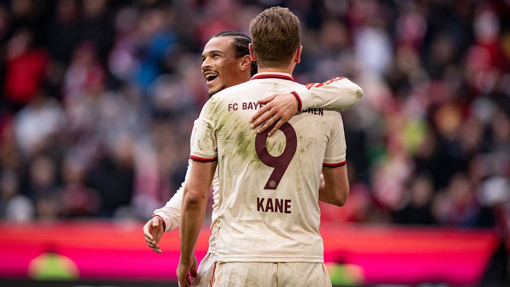 Harry Kane und Leroy Sane bejubeln ein Tor gegen St. Paul