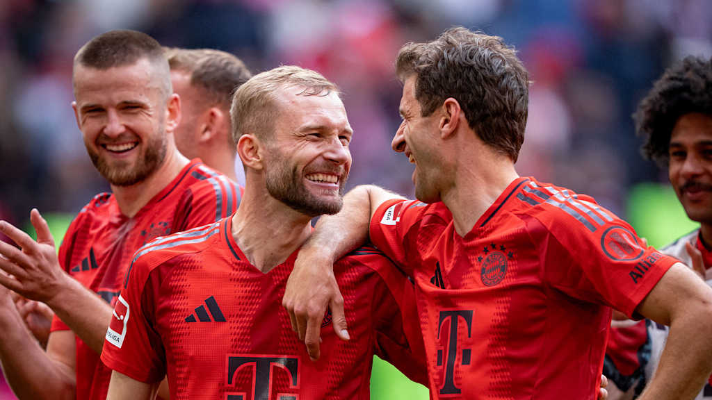 Konrad Laimer und Thomas Müller stehen Arm in Arm und lachen nach einem Sieg gegen Mainz