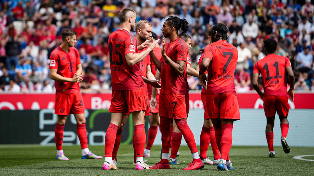 Eric Dier und Michael Olise klatschen vor dem Gastspiel des FC Bayern bei der TSG Hoffenheim ab