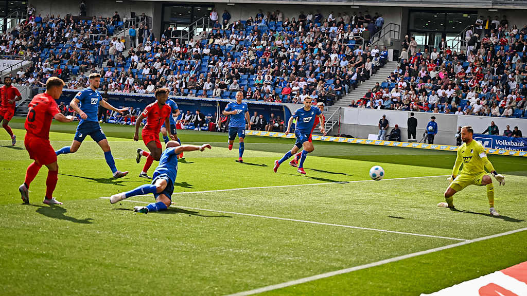 Szene aus dem Bundesliga-Spiel TSG Hoffenheim vs. FC Bayern