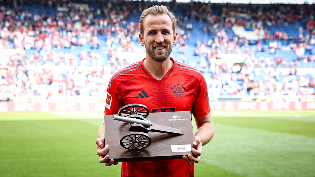 FC Bayerns Harry Kane mit der Torjägerkanone für den erfolgreichsten Torschützen der Bundesliga-Saison 2024/25