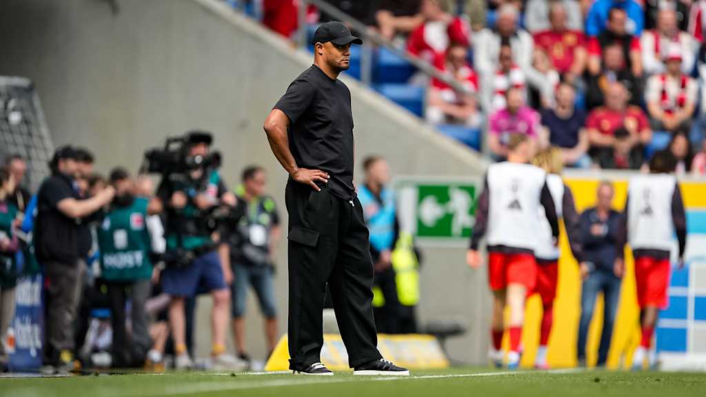 Trainer Vincent Kompany an der Seitenlinie während des Auswärtsspiels des FC Bayern in Sinsheim