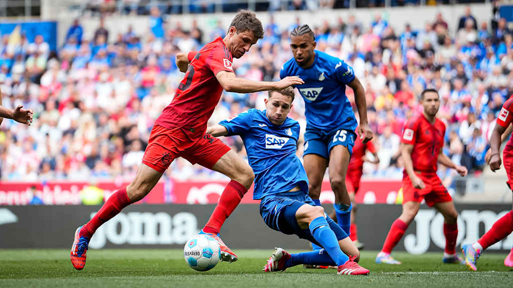 Thomas Müller drives into the TSG Hoffenheim penalty area.