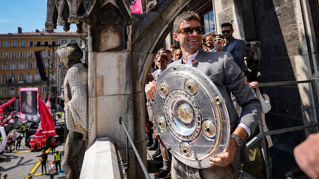 Thomas Müller mit der Meisterschale und seinen Teamkollegen auf dem Rathausbalkon am Marienplatz